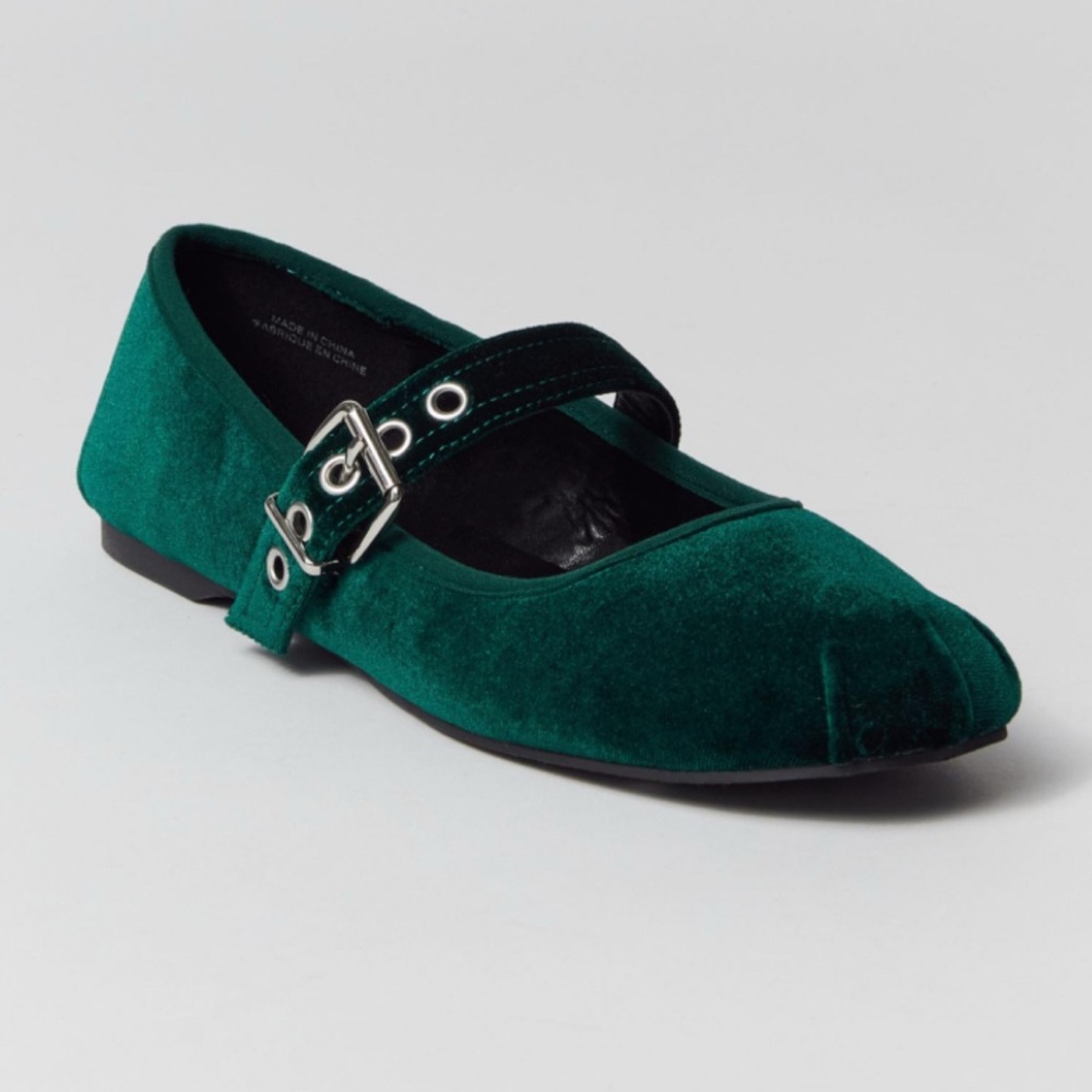 NEW WITH TAGS: UO green velvet ballet flats size 8 women’s